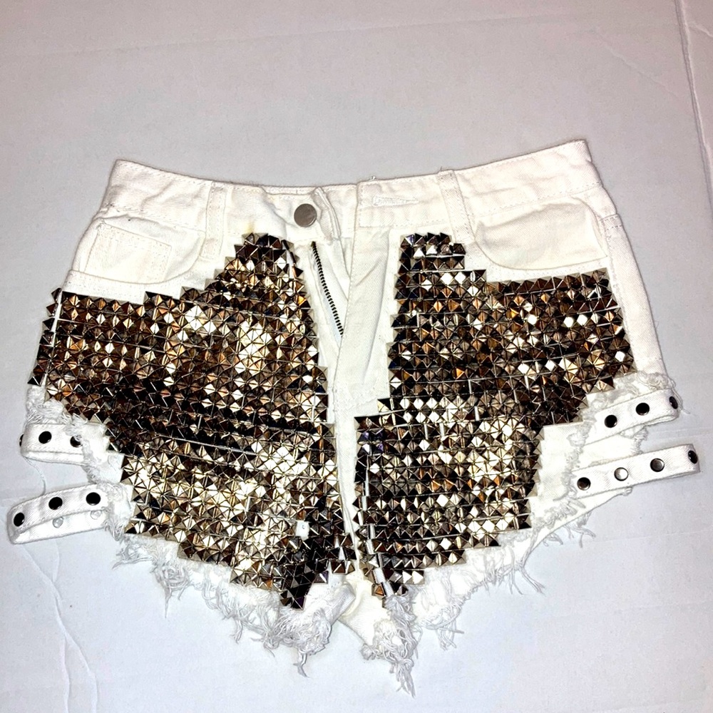 White shorts for woman
